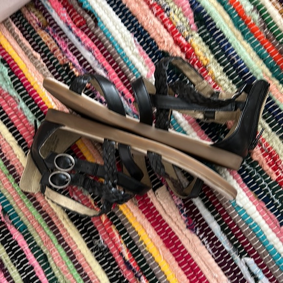 Sandals just tried on never worn beautiful sandals different - Picture 4 of 5